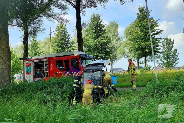 IJscoboer raakt van weg en belandt bijna in water