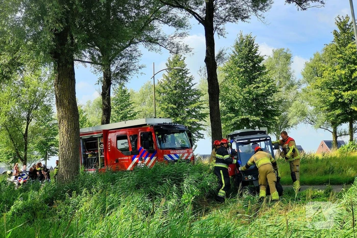 IJscoboer raakt van weg en belandt bijna in water
