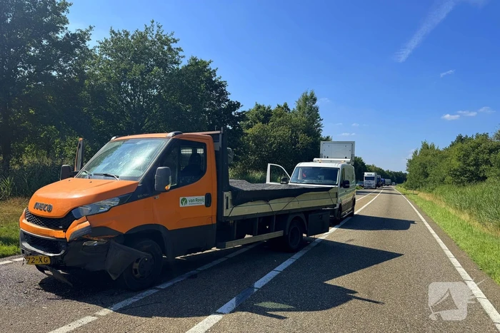 Gewonde en auto in riet na botsing