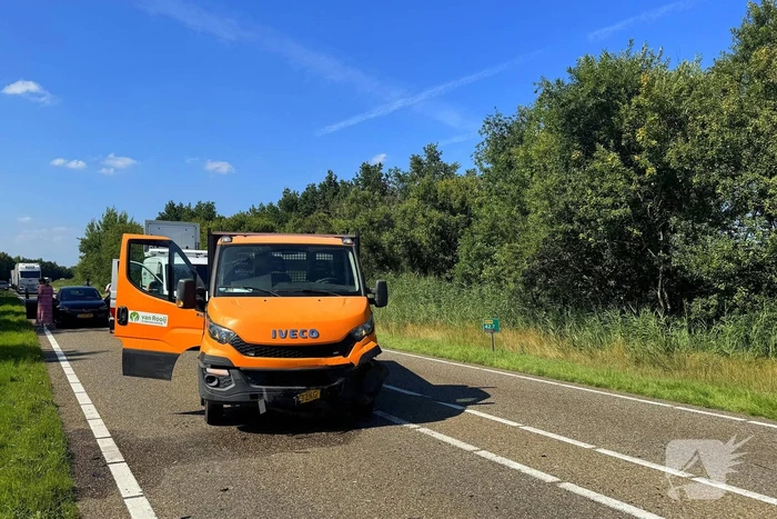 Gewonde en auto in riet na botsing