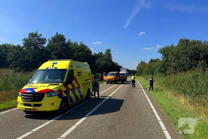 Gewonde en auto in riet na botsing