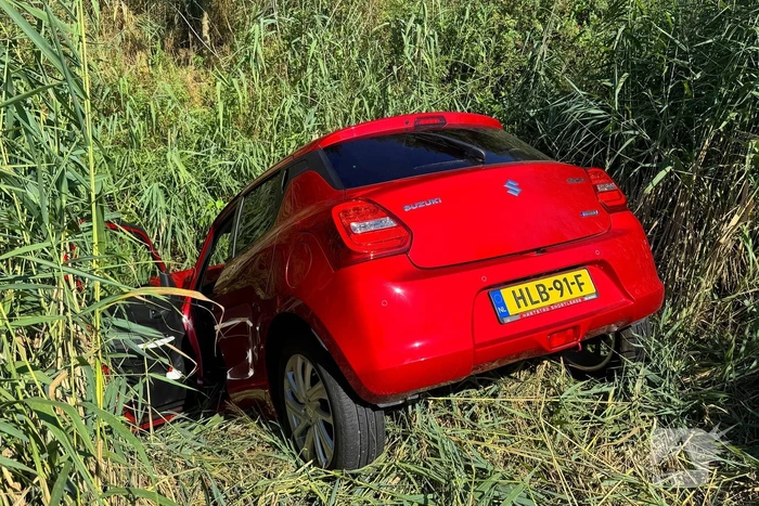 Gewonde en auto in riet na botsing
