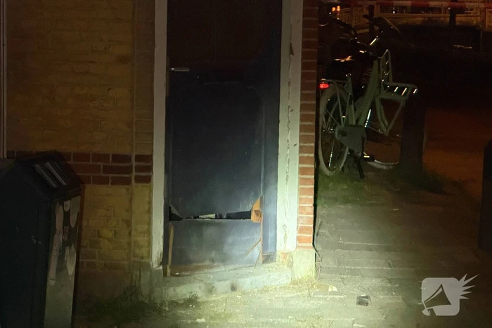 Voordeur beschadigd door explosie
