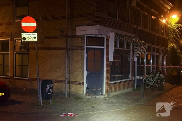 Voordeur beschadigd door explosie