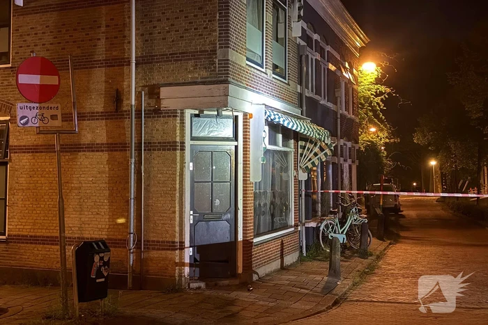 Voordeur beschadigd door explosie