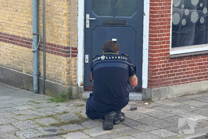 Voordeur beschadigd door explosie