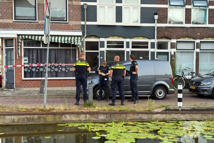 Voordeur beschadigd door explosie