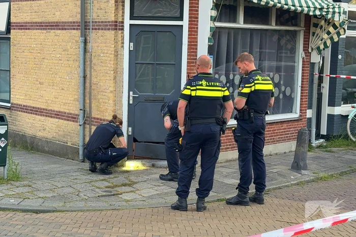 Voordeur beschadigd door explosie
