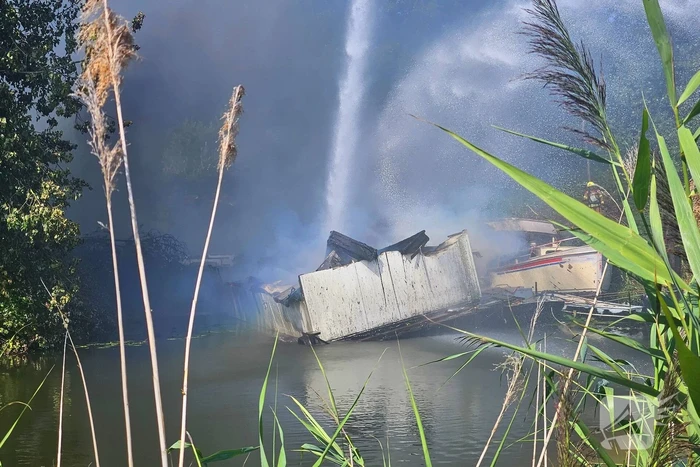 Brand woedt in pleziervaartuig