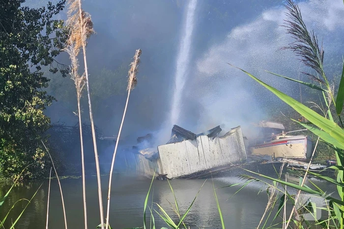 Brand woedt in pleziervaartuig