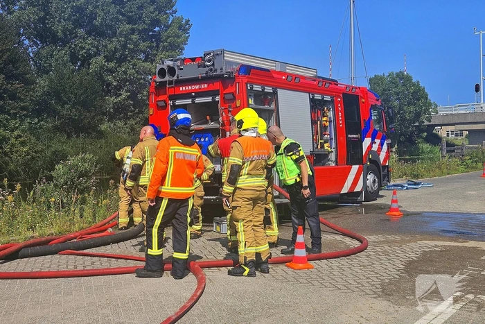Brand woedt in pleziervaartuig