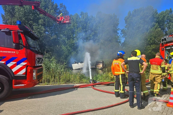 Brand woedt in pleziervaartuig