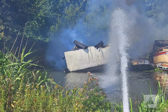 Brand woedt in pleziervaartuig