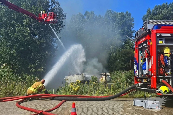 Brand woedt in pleziervaartuig