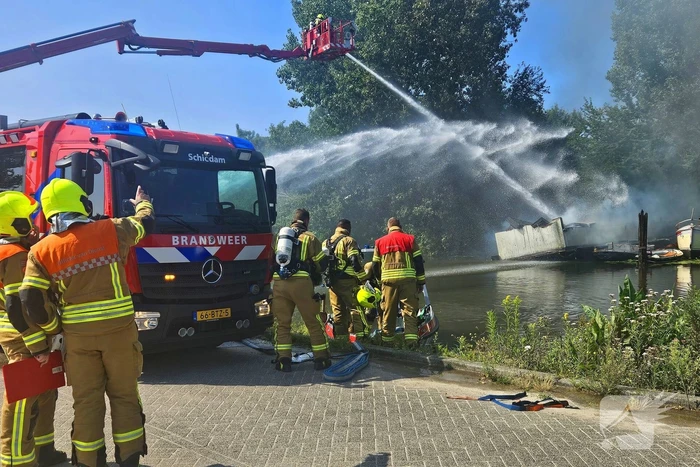 Brand woedt in pleziervaartuig