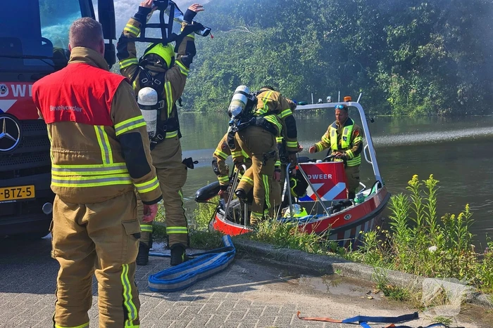 Brand woedt in pleziervaartuig