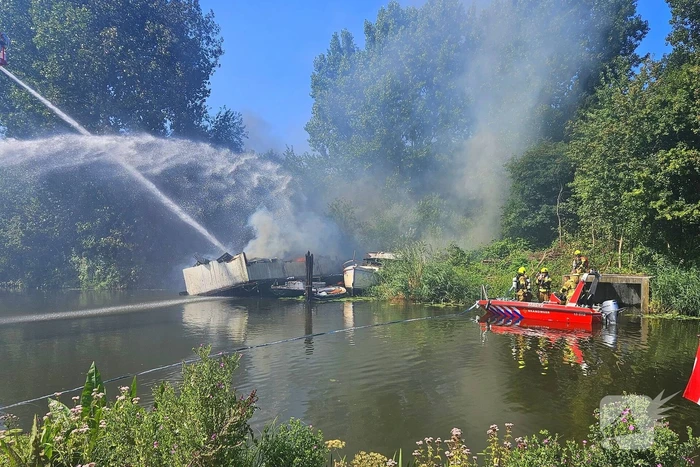 Brand woedt in pleziervaartuig