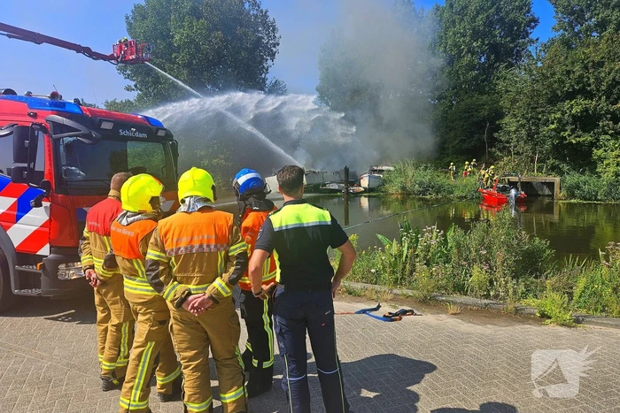 Brand woedt in pleziervaartuig