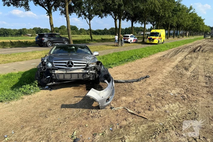 Auto raakt boom en belandt in sloot