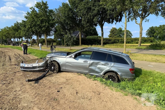 Auto raakt boom en belandt in sloot