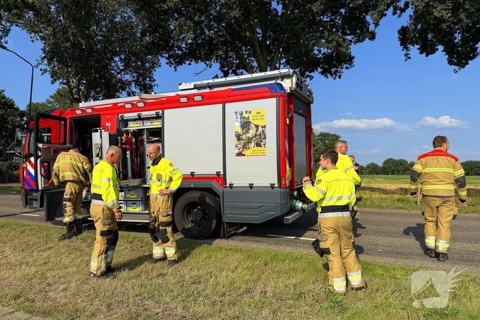 Auto raakt boom en belandt in sloot
