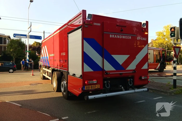 Flinke vlammen bij brand in conifeer