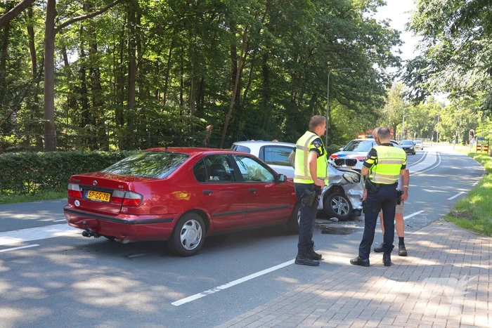 Ongeval tussen twee auto's leidt tot ziekenhuisbezoek
