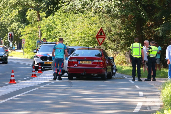 Ongeval tussen twee auto's leidt tot ziekenhuisbezoek