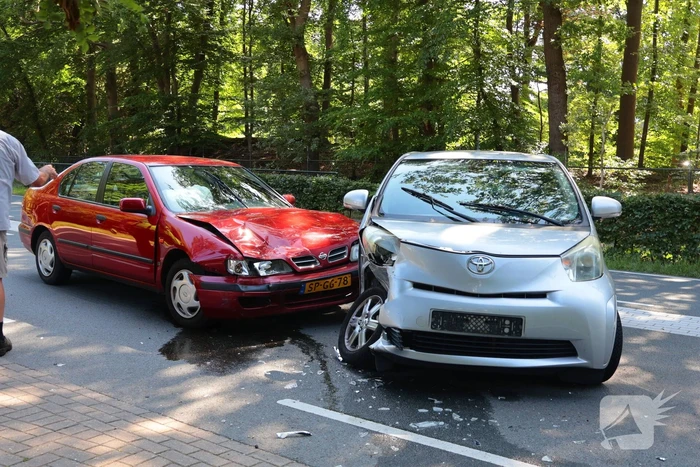 Ongeval tussen twee auto's leidt tot ziekenhuisbezoek