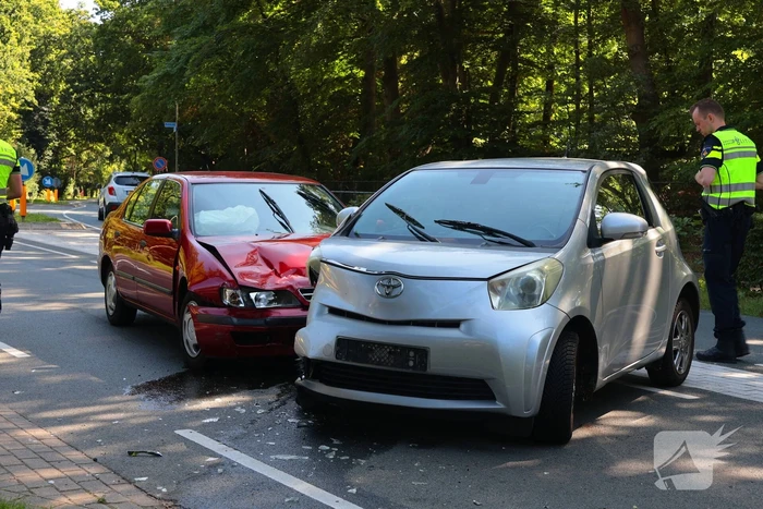 Ongeval tussen twee auto's leidt tot ziekenhuisbezoek