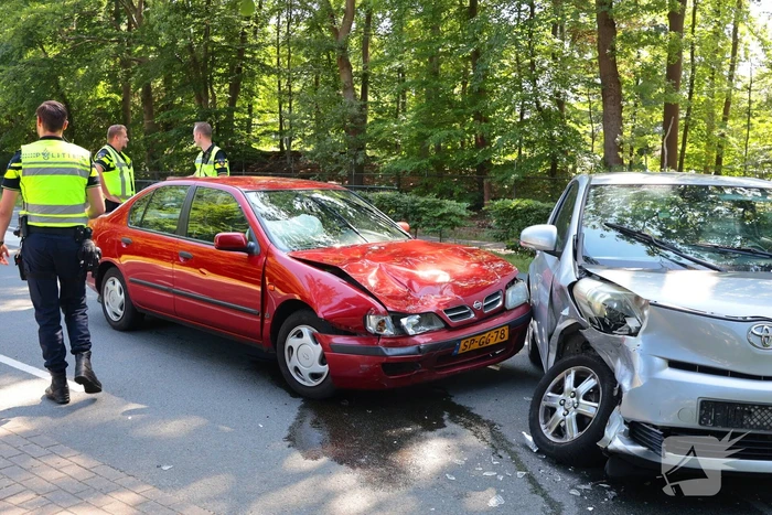 Ongeval tussen twee auto's leidt tot ziekenhuisbezoek