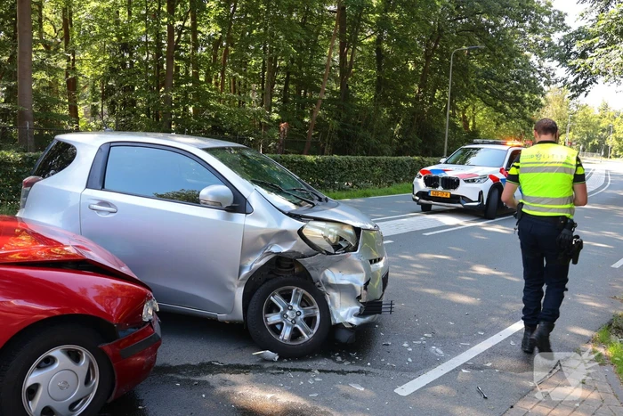 Ongeval tussen twee auto's leidt tot ziekenhuisbezoek