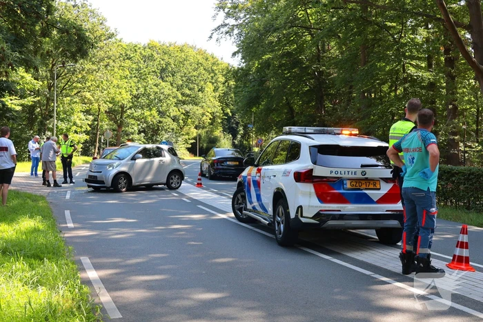 Ongeval tussen twee auto's leidt tot ziekenhuisbezoek