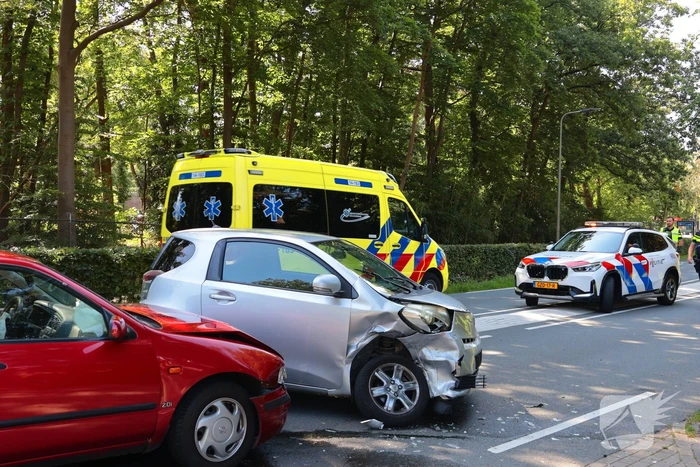 Ongeval tussen twee auto's leidt tot ziekenhuisbezoek