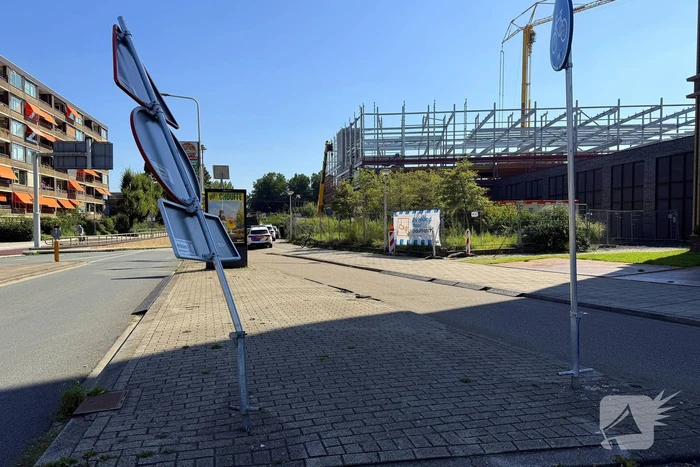 Verkeerspaal geraakt door auto