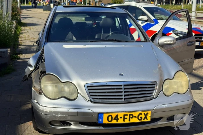 Verkeerspaal geraakt door auto