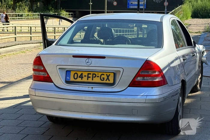 Verkeerspaal geraakt door auto