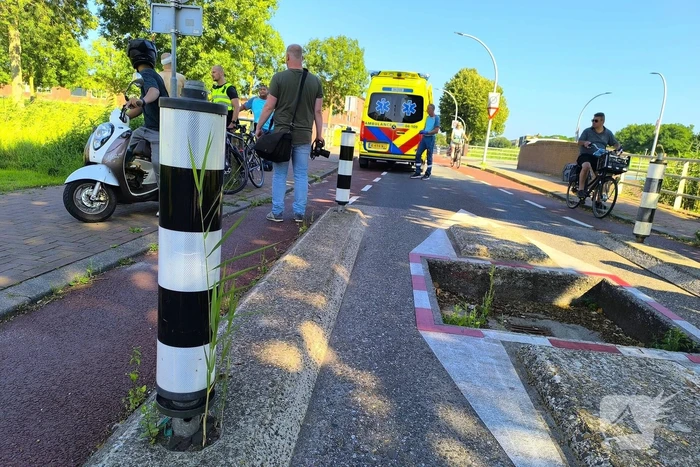 Ambulancepersoneel biedt hulp na fietsongeval