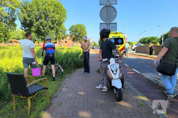 Ambulancepersoneel biedt hulp na fietsongeval