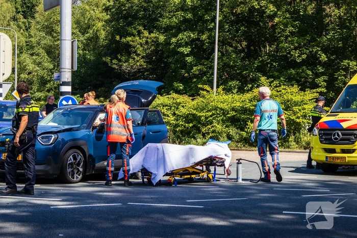 Botsing tussen twee auto's leidt tot ziekenhuisopname