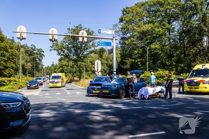 Botsing tussen twee auto's leidt tot ziekenhuisopname