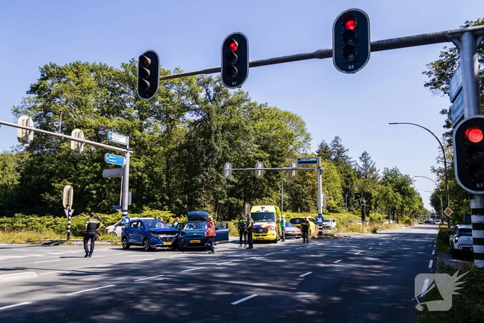 Botsing tussen twee auto's leidt tot ziekenhuisopname