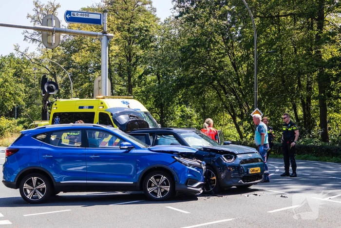 Botsing tussen twee auto's leidt tot ziekenhuisopname
