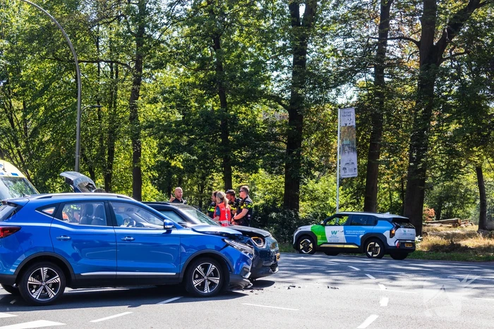Botsing tussen twee auto's leidt tot ziekenhuisopname