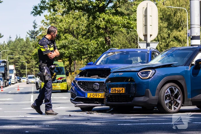 Botsing tussen twee auto's leidt tot ziekenhuisopname