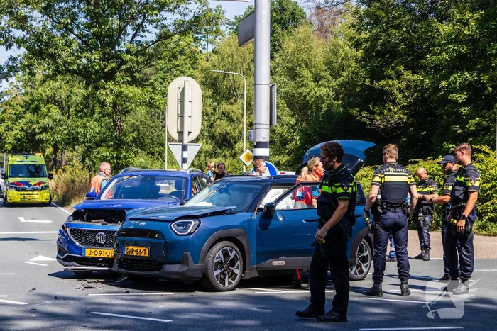Botsing tussen twee auto's leidt tot ziekenhuisopname