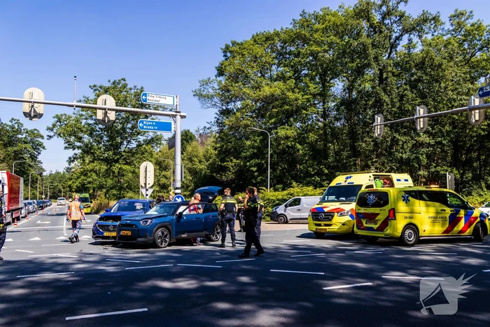 Botsing tussen twee auto's leidt tot ziekenhuisopname
