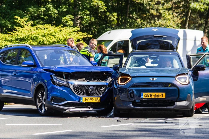 Botsing tussen twee auto's leidt tot ziekenhuisopname