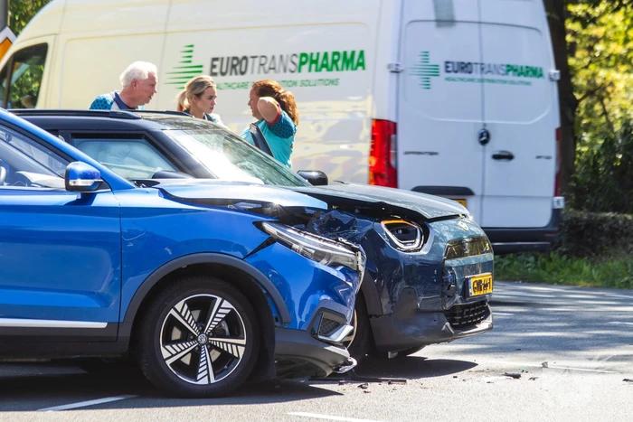Botsing tussen twee auto's leidt tot ziekenhuisopname