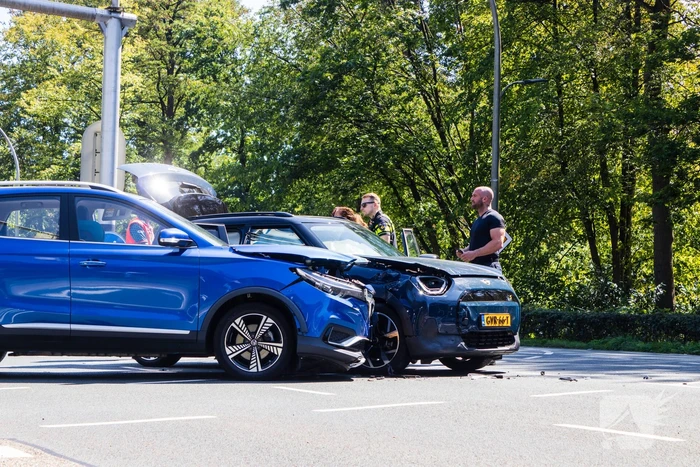 Botsing tussen twee auto's leidt tot ziekenhuisopname
